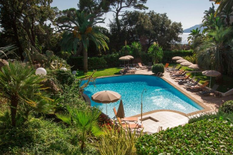 Blick auf das Schwimmbad des Luxotel Cannes oder ein nahegelegenes Schwimmbad