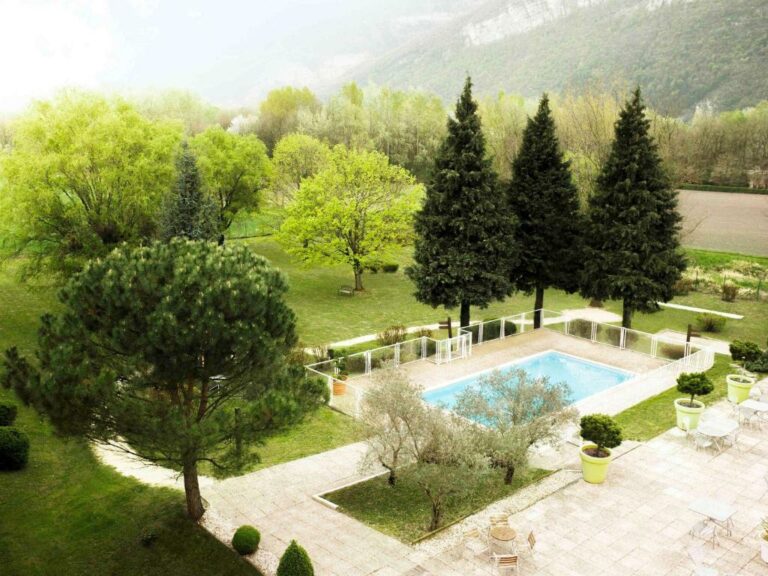 Vue sur la piscine de l’établissement Novotel Grenoble Nord Voreppe ou sur une piscine à proximité