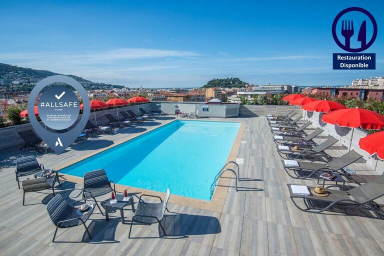 حمام السباحة في فندق Novotel Nice Centre Vieux Nice أو يقع في مكان قريب