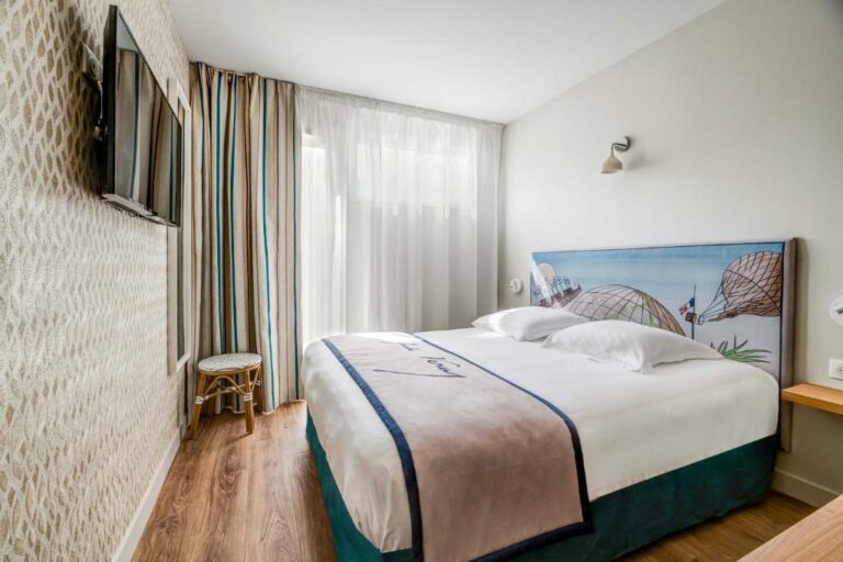 One or more beds in accommodation at the Best Western Plus Hôtel Littéraire Jules Verne