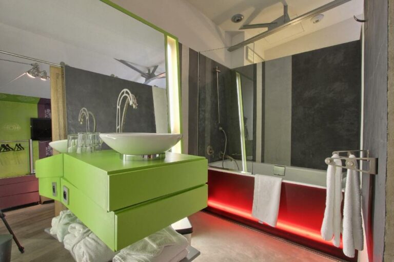 Ванная комната в отеле Le Dormeur du Val