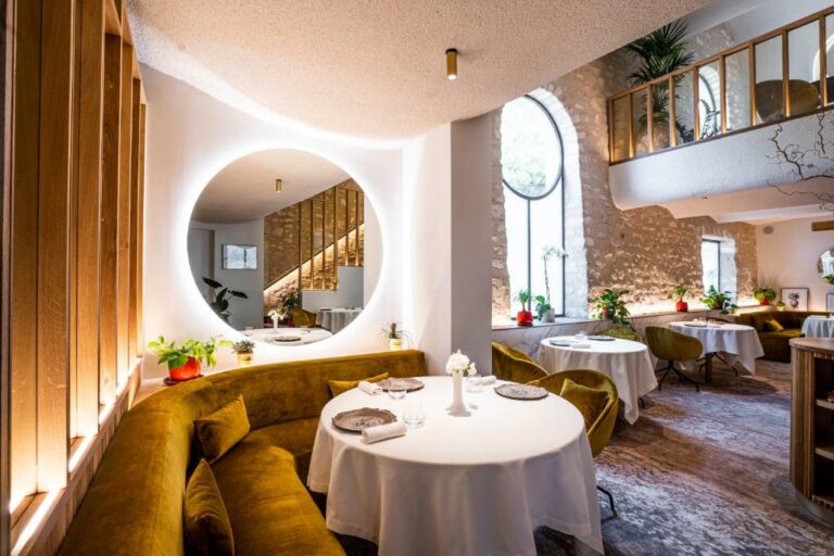 Restaurant oder anderer Ort zum Essen in der Auberge de Saint-Rémy – Sternerestaurant Fany Rey