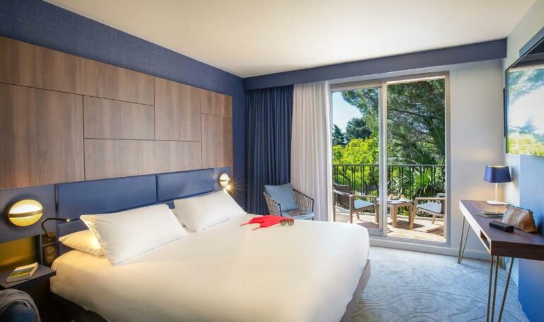 One or more beds in accommodation at the Mercure Marseille Center Bompard La Corniche establishment