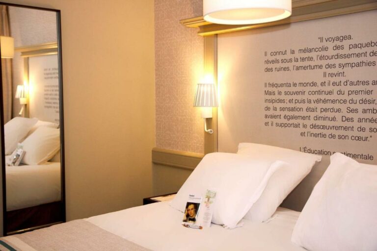 Одна или несколько кроватей в номере отеля Best Western Plus Litteraire Gustave Flaubert