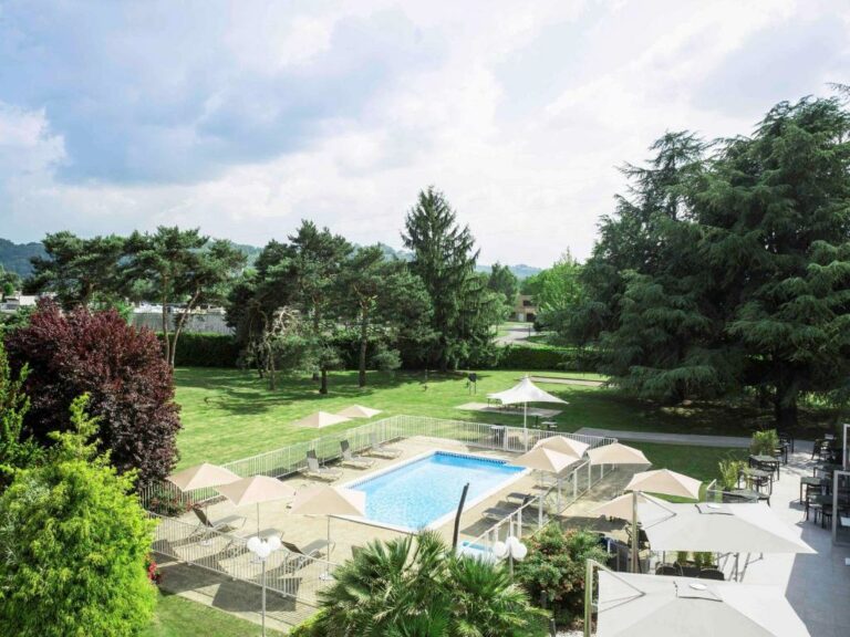 Blick auf das Schwimmbad des Novotel Pau Pyrénées oder ein nahegelegenes Schwimmbad