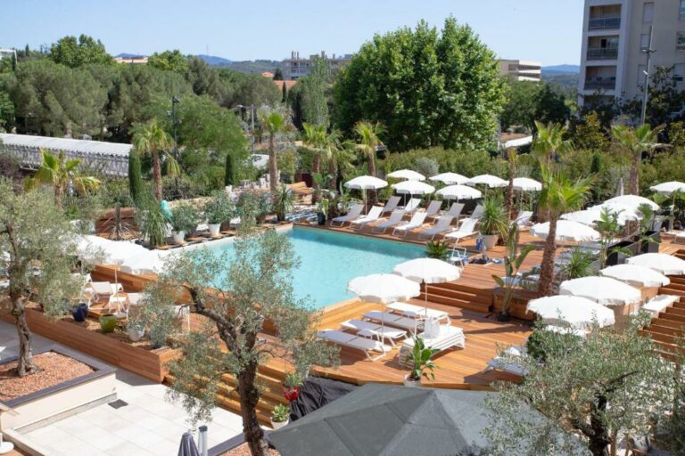 Blick auf den Swimmingpool des Renaissance Aix-en-Provence Hotels oder einen nahegelegenen Swimmingpool