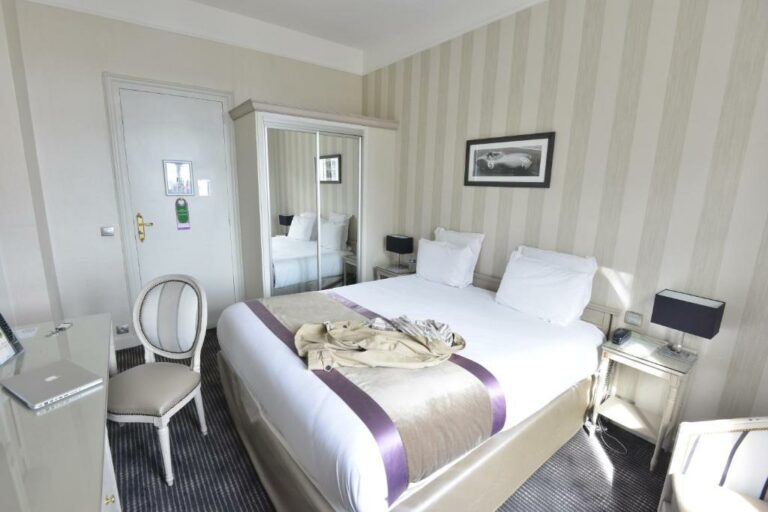 Одна или несколько кроватей в номере отеля Concordia Le Mans Centre Gare