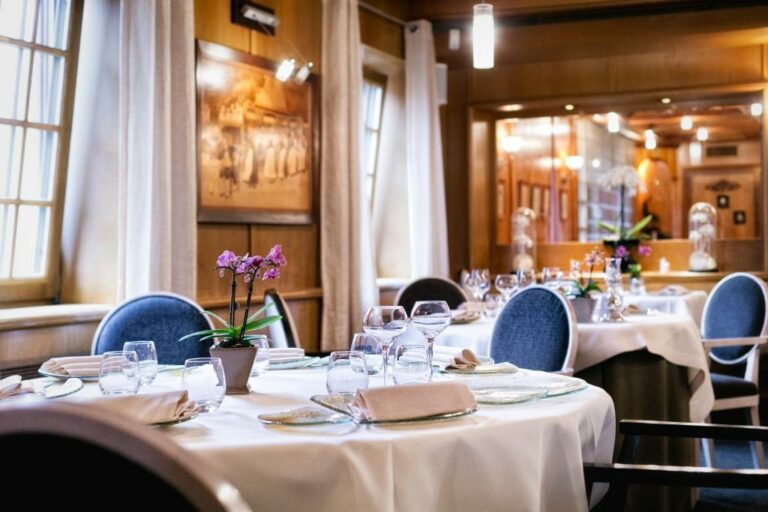 Restaurant ou autre lieu de restauration dans l’établissement Hotel – Restaurant Le Cerf & Spa