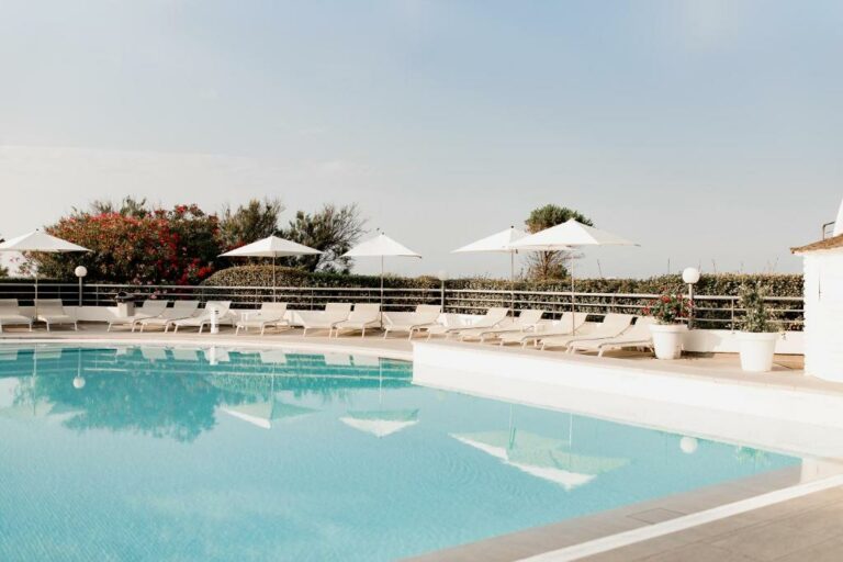 Schwimmbad im Hôtel Les Corallines – Thalasso & Spa oder in der Nähe