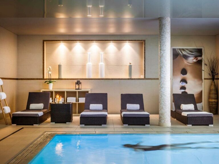 Swimming pool at the Novotel SPA Rennes Center Gare or located nearby