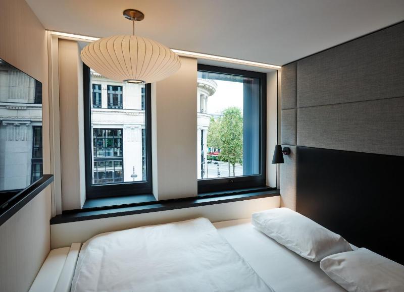 Un ou plusieurs lits dans un hébergement de l'établissement citizenM Paris Champs-Élysées