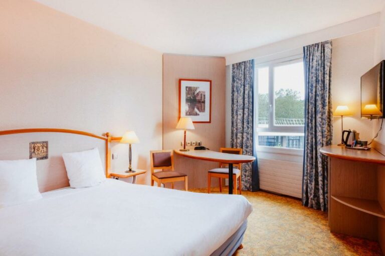 Одна или несколько кроватей в отеле Mercure Nevers Pont De Loire
