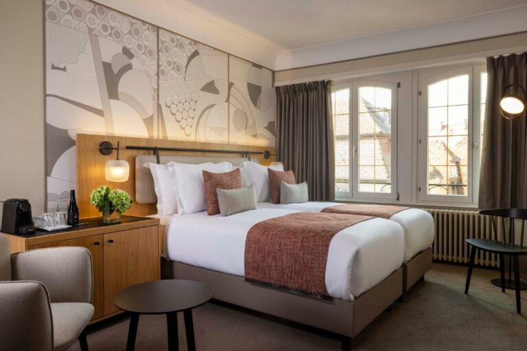 Одна или несколько кроватей в номере отеля La Diligence