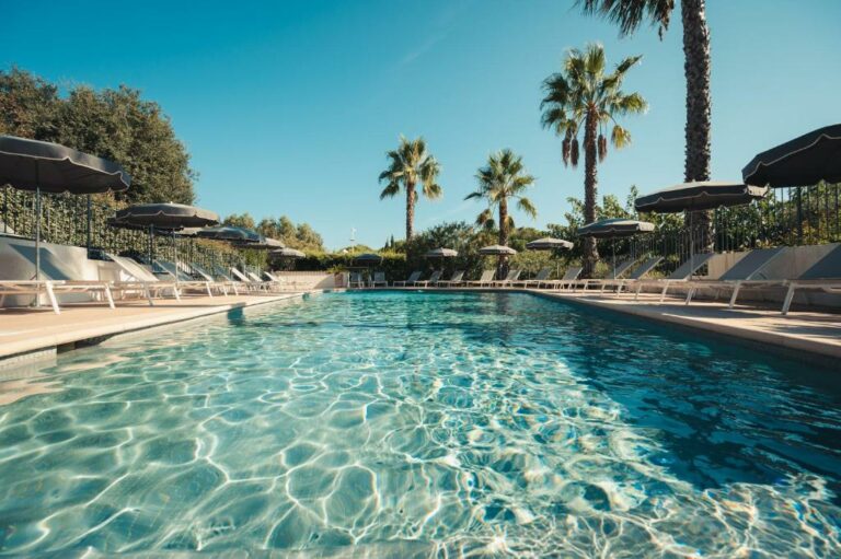حمام السباحة في فندق Le Catalonia أو يقع في مكان قريب