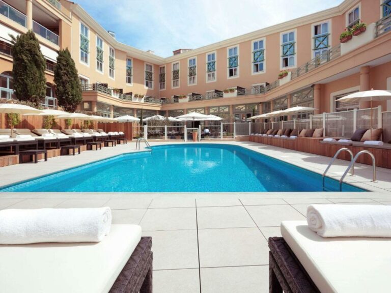حمام السباحة في Grand Hôtel Roi René Aix en Provence Centre - MGallery أو يقع في مكان قريب