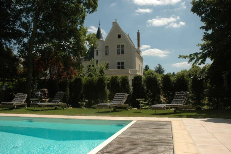 Swimming pool at Le Manoir Saint Thomas or located nearby