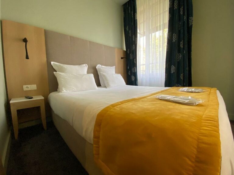 Одна или несколько кроватей в номере Hôtel l'Univers