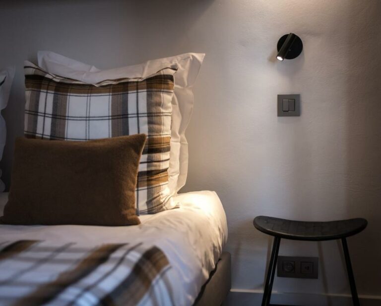 Ein oder mehrere Betten in der Unterkunft im Hôtel Restaurant La Ferme de Cupelin