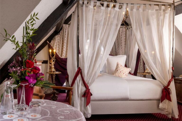 Un ou plusieurs lits dans un hébergement de l’établissement Hotel Restaurant Le Maréchal – Les Collectionneurs