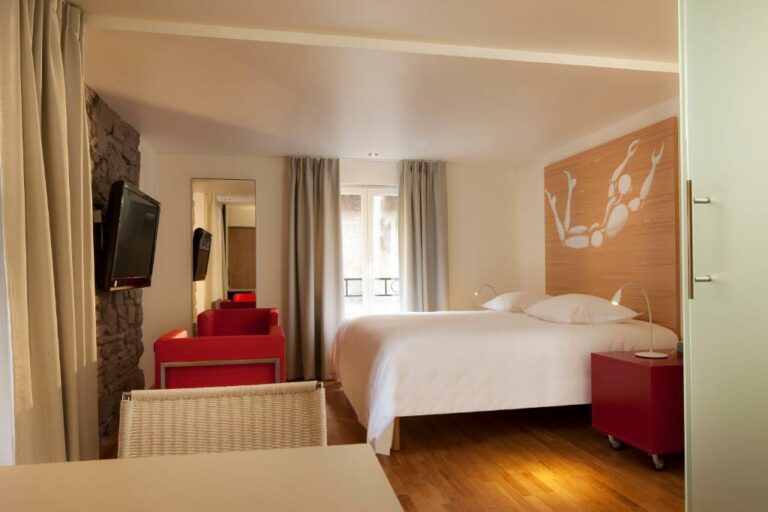 Одна или несколько кроватей в номере отеля Le Pavillon 7