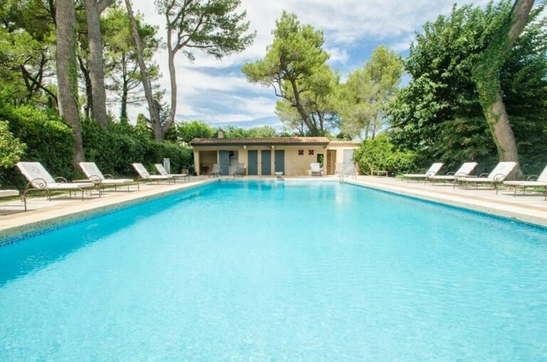 Schwimmbad in der Auberge De Noves Domaine Du Deves oder in der Nähe