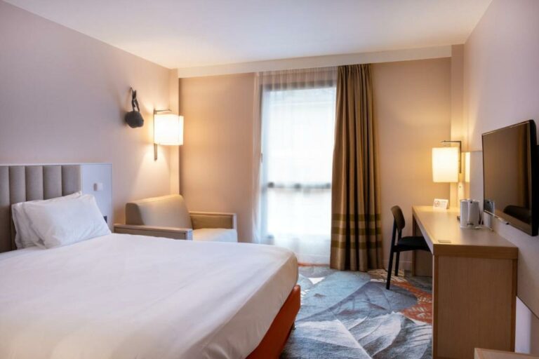One or more beds in accommodation at the Mercure Amiens Cathédrale establishment