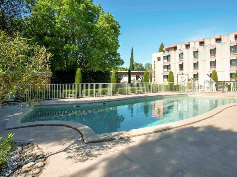 حمام السباحة في فندق Novotel Aix-en-Provence Pont de L'Arc أو يقع في مكان قريب