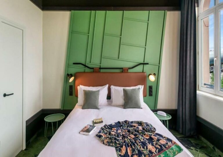 Ein oder mehrere Betten in einer Unterkunft im Hôtel Tandem – Boutique Hôtel