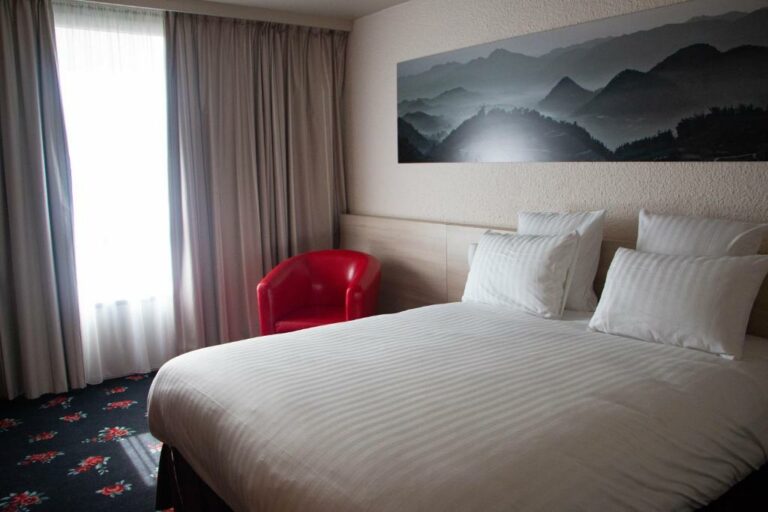Одна или несколько кроватей в отеле Best Western Porte du Forez