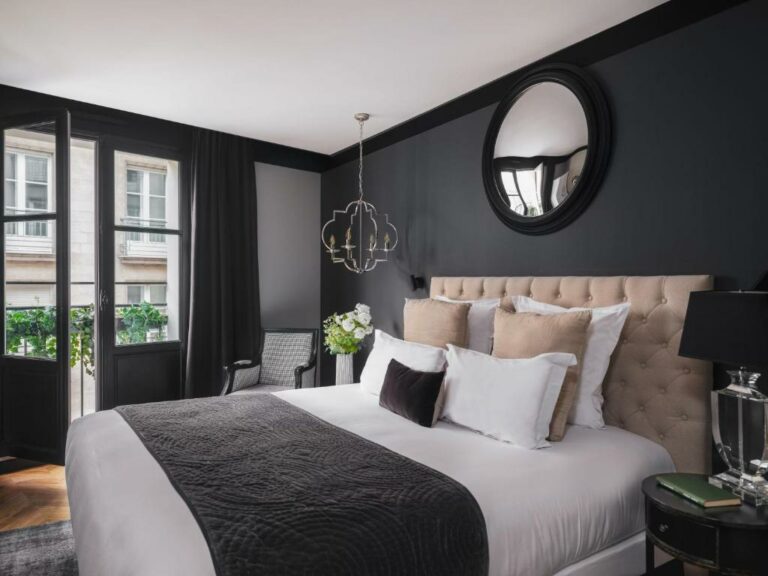 One or more beds in accommodation at the Maisons du Monde Hotel & Suites – Nantes