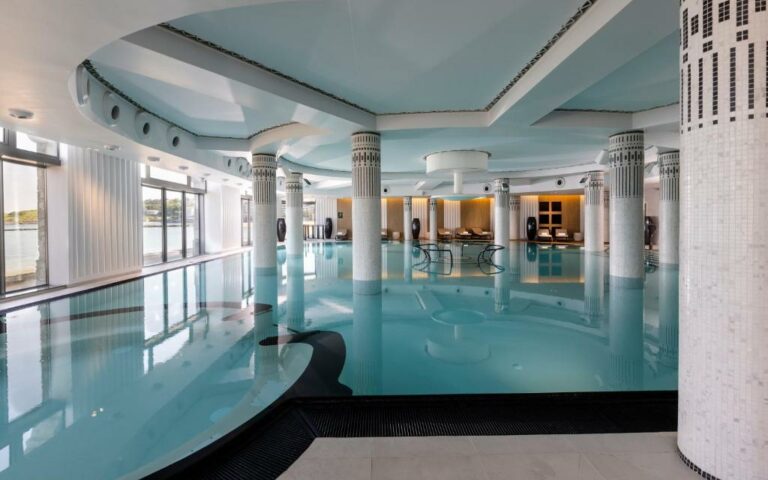 Schwimmbad im Hôtel & Spa Hélianthal by Thalazur oder in der Nähe
