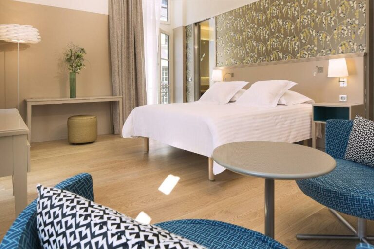 One or more beds in accommodation at the Oceania l'Hôtel de France Nantes