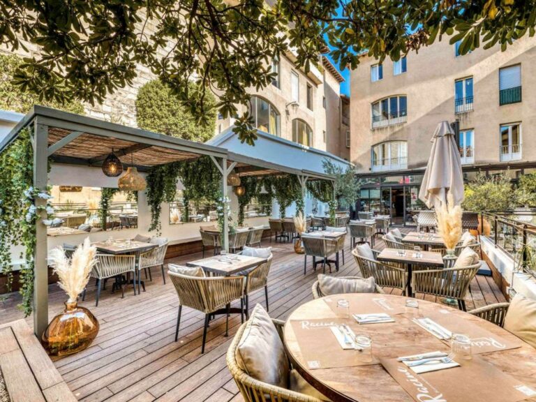 Ресторан или другое место, где можно поесть в отеле Mercure Pont d'Avignon Centre.