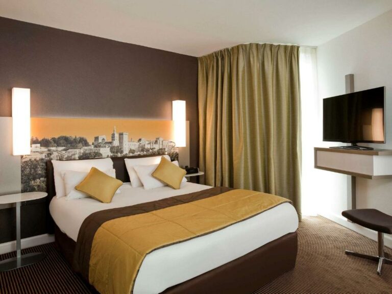 One or more beds in accommodation at the Mercure Avignon Center Palais des Papes establishment