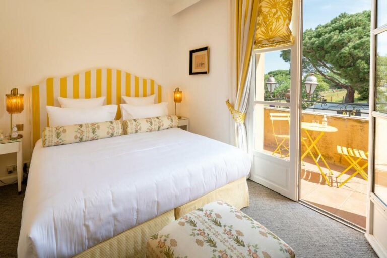 One or more beds in accommodation at Hôtel Le Y