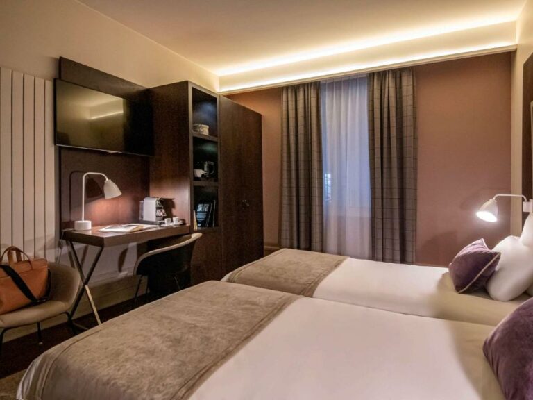 Одна или несколько кроватей в номере отеля Le Splendid Lac D'Annecy