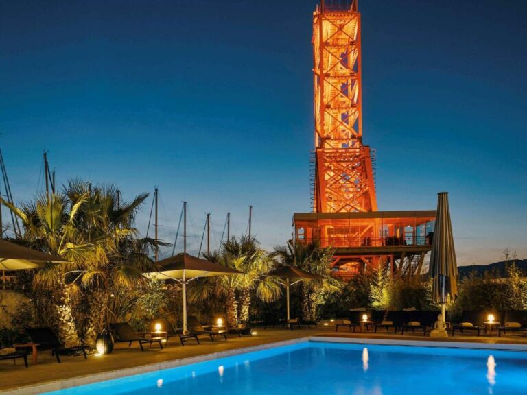 حمام السباحة في فندق Mercure Toulon La Seyne-Sur-Mer أو يقع في مكان قريب