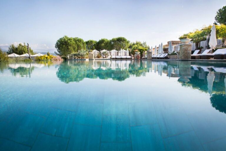 حمام السباحة في Terre Blanche Hotel Spa Golf Resort أو يقع في مكان قريب
