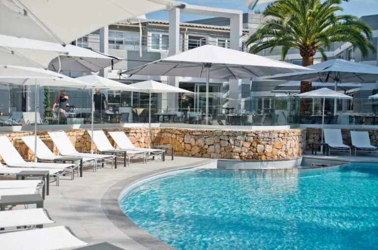 Schwimmbad im Golden Tulip Sophia Antipolis – Hotel & Spa oder in der Nähe