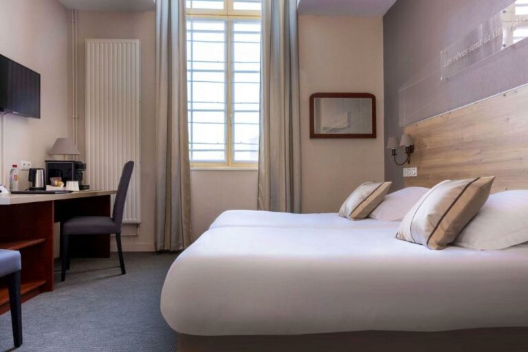 One or more beds in accommodation at the Best Western Hôtel Hermitage