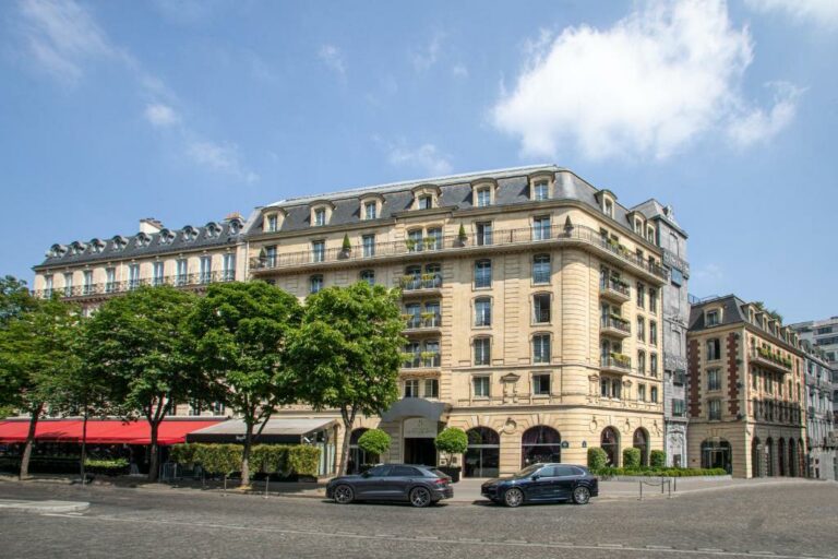 Отель Barrière Fouquet's Париж