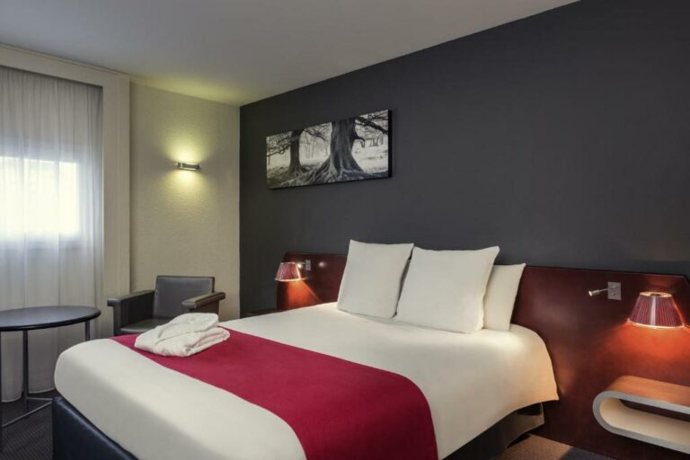One or more beds in accommodation at the Mercure Rennes Center Gare establishment