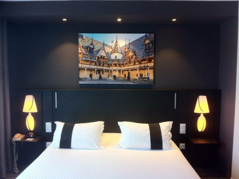 Un ou plusieurs lits dans un hébergement de l’établissement Golf Hotel Colvert – Room Service Disponible