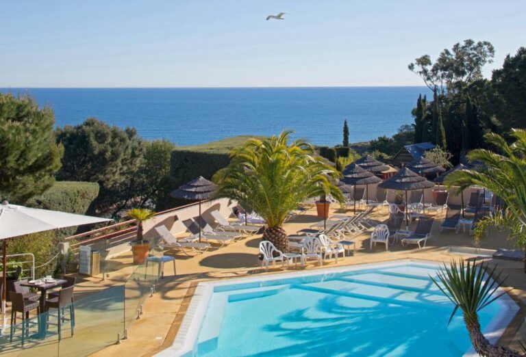 Vista sulla piscina dell'Hôtel & Spa Les Mouettes o su una piscina vicina