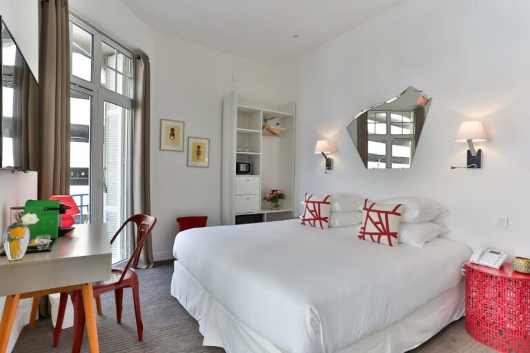 Un ou plusieurs lits dans un hébergement de l’établissement Hôtel Simone Cannes Centre