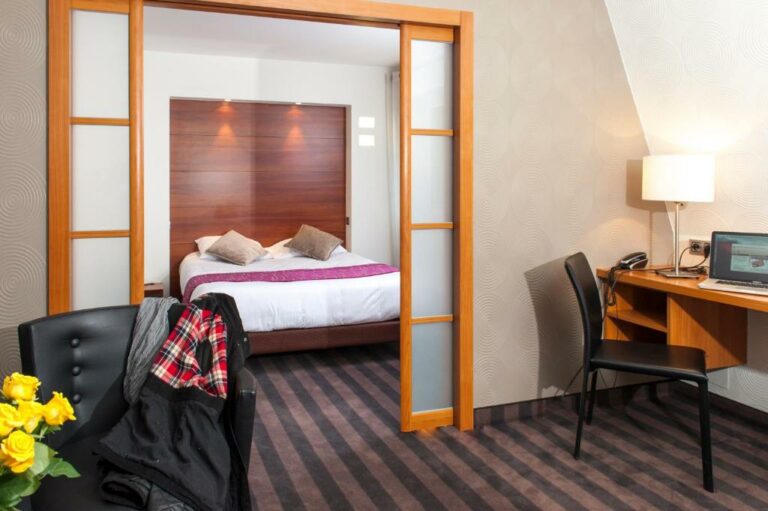 Un ou plusieurs lits dans un hébergement de l’établissement Brit Hotel Belfort Centre-Le Boreal