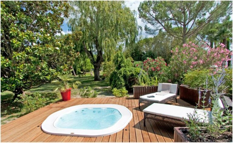 حمام السباحة في فندق Best Western Sévan Parc أو يقع في مكان قريب