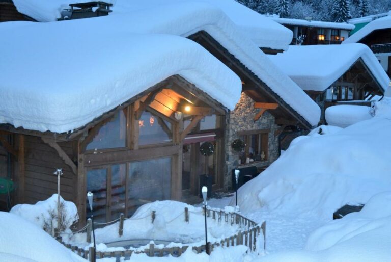 Hotel and Chalet Au Coin Du Feu Chilly Powder in winter