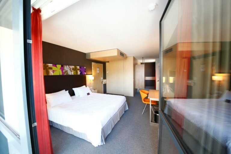 Одна или несколько кроватей в отеле Mercure Valenciennes Centre
