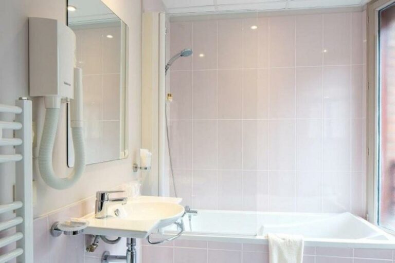 Salle de bains dans l’établissement Hotel Ours Blanc – Wilson